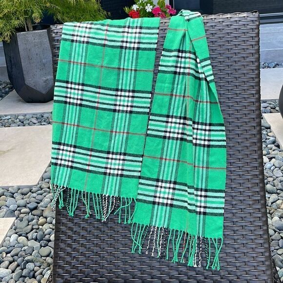 Scarf plaid, unisex, soft, like new green soft warm. Luxurious no smoke. - Picture 2 of 5